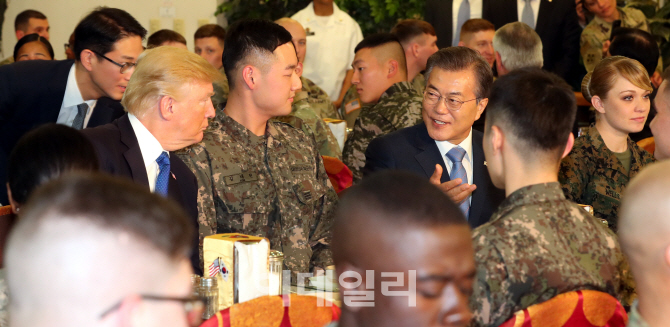주한미군 지원비 年5.4조, 日보다 많은데…美, 방위비 인상 거듭 압박