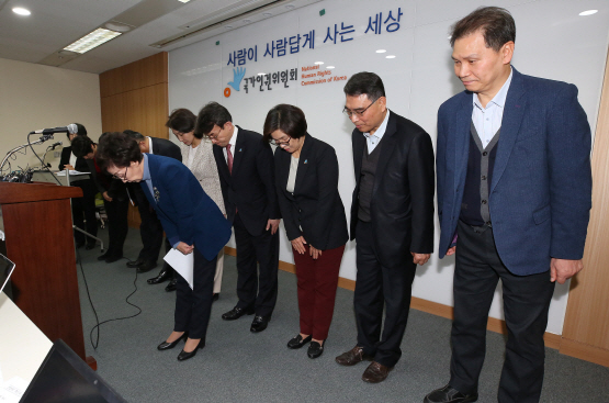 인권위, MB정부 ‘인권위 블랙리스트’ 확인…檢수사 의뢰(종합)