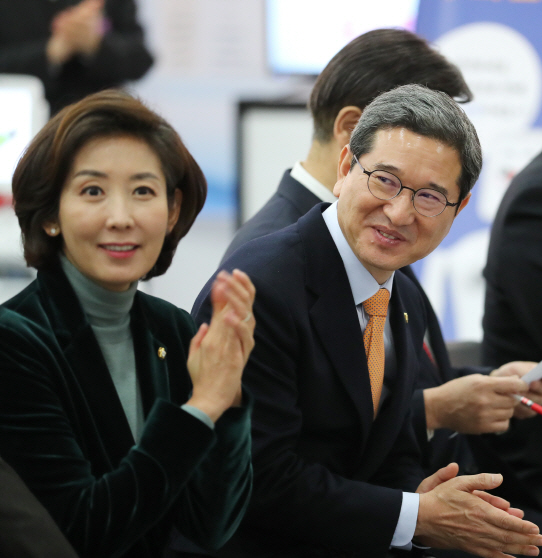 김학용 “나경원이 친박이라니” vs 나경원 “김학용, 김성태 시즌2”