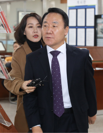 '강원랜드 채용비리' 염동열 "최흥집에 청탁명단 준적 없다"