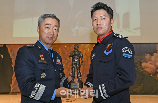 올해의 '탑건' F-15K 이재수 소령…사격대회서 1000점 만점 기록