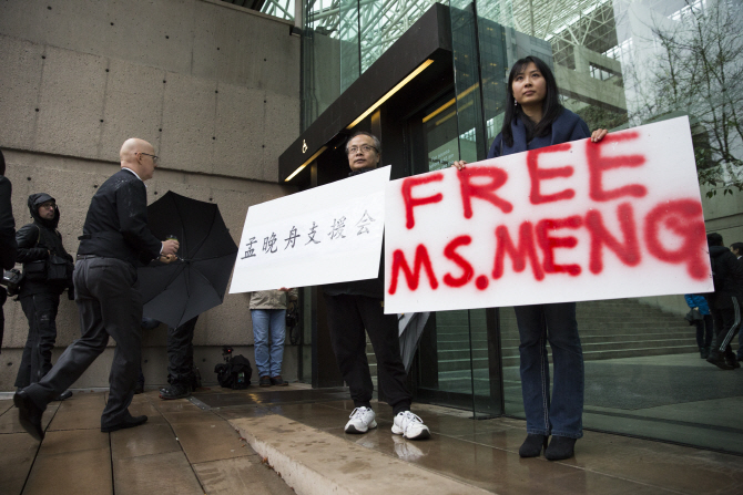 前캐나다 외교관 中억류 몇 시간만에… 화웨이 CFO '보석'