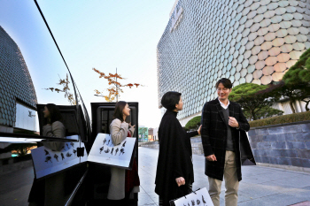 '연예인 밴'으로 왕복 의전까지…갤러리아百, 지방 VIP 사로잡는다