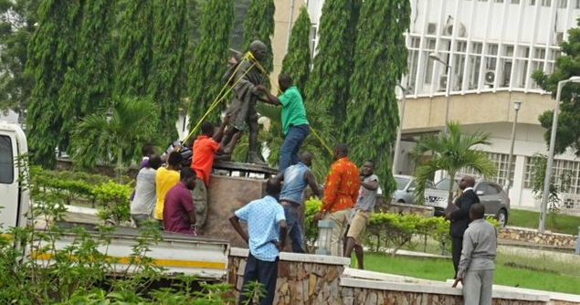 간디의 두 얼굴? 아프리카서 동상 철거… "인종주의자"
