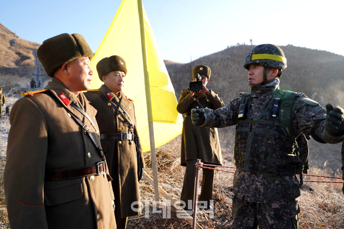 [포토]北 검증반과 이야기 나누는 우리측 현장 검증반