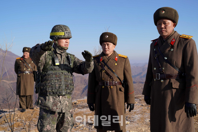 [포토]北 군인들과 이야기 나누는 육군