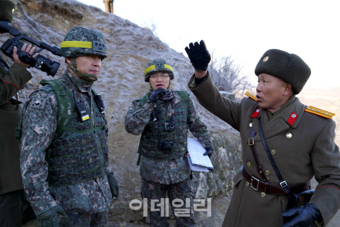 [포토]철원 중부전선에서 만난 南-北 군인들