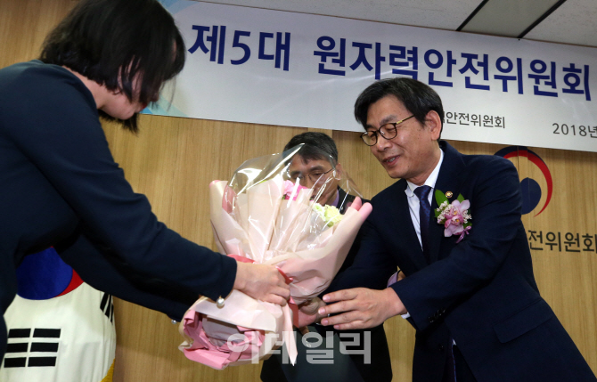 [포토]꽃다발 받는 엄재식 신임 원자력안전위원장