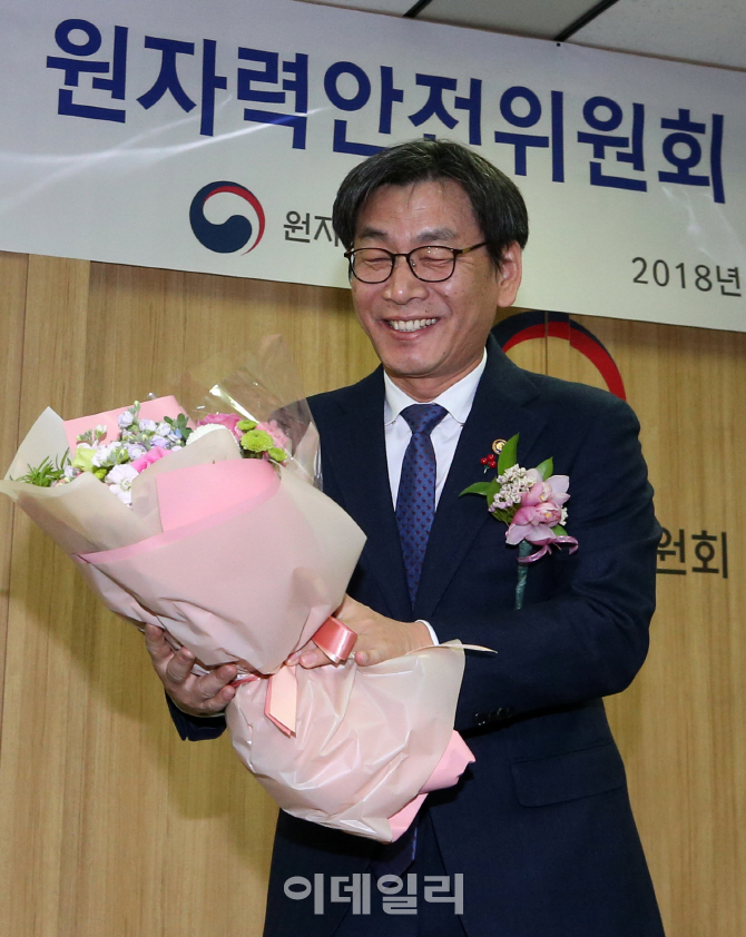 [포토]꽃다발 든 엄재식 신임 원자력안전위원장