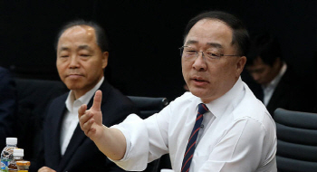 홍남기 “내년 경제 엄중..기업 의견, 경청하겠다”