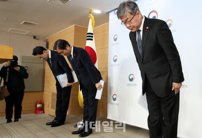 [포토]허리숙여 인사하는 이재갑-성윤모