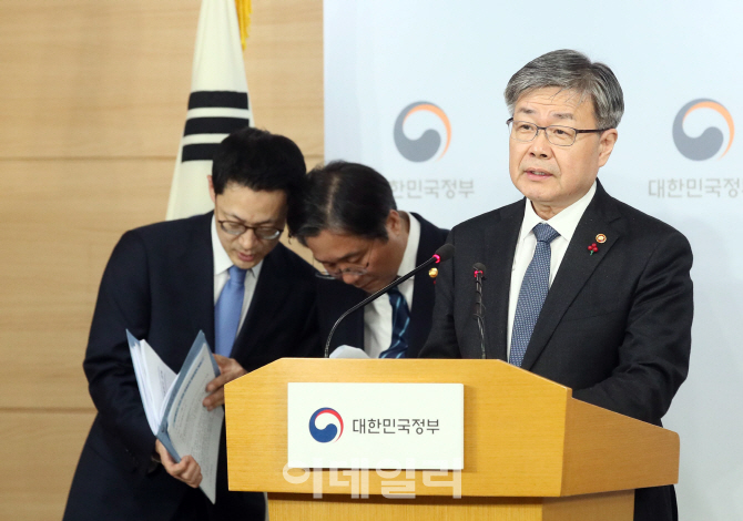 [포토]태한화력발전소 사고 합동대책, '질문에 답하는 이재갑 장관'