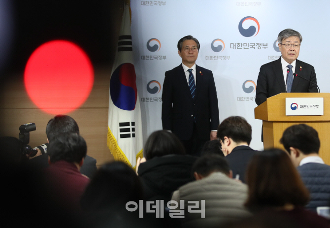 [포토]태한화력발전소 사고 합동대책 발표, '질문에 답하는 이재갑 장관'
