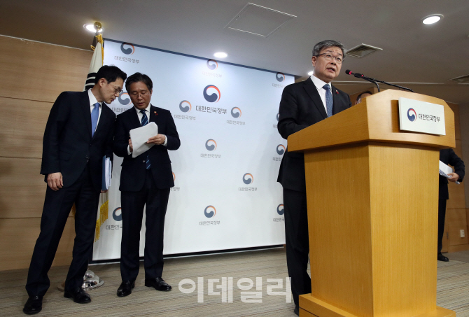 [포토]태한화력발전소 사고 합동대책 발표하는 이재갑 장관