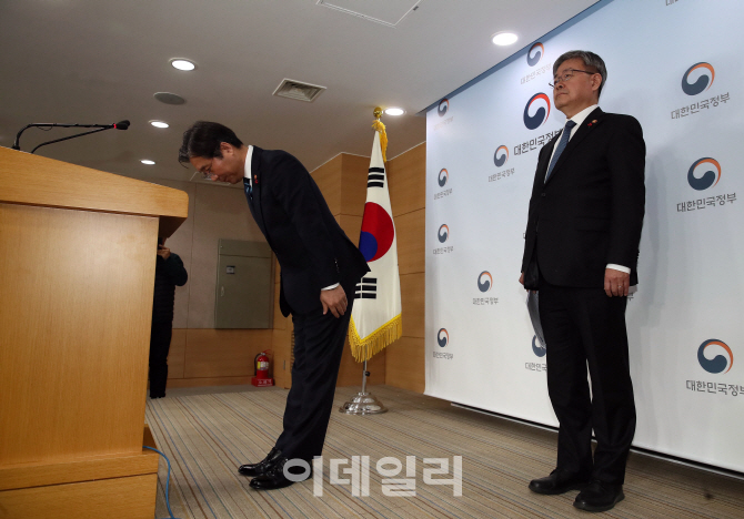 [포토]허리 숙여 인사하는 성윤모 장관