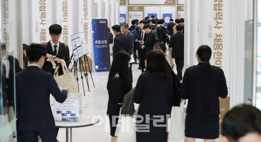 수십만원, 2시간이면 뚝딱…SNS서 판치는 `위조증명서` 제작