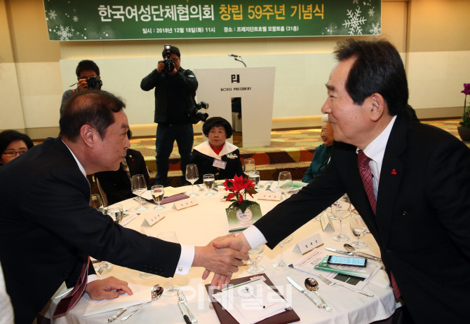 [포토]악수하는 김병준-정세균