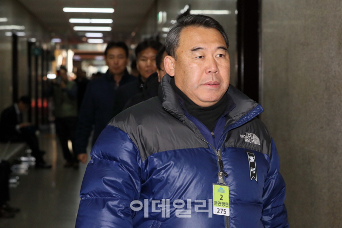 [포토]'근조' 리본달고 간담회 참석하는 택시업계 관계자들