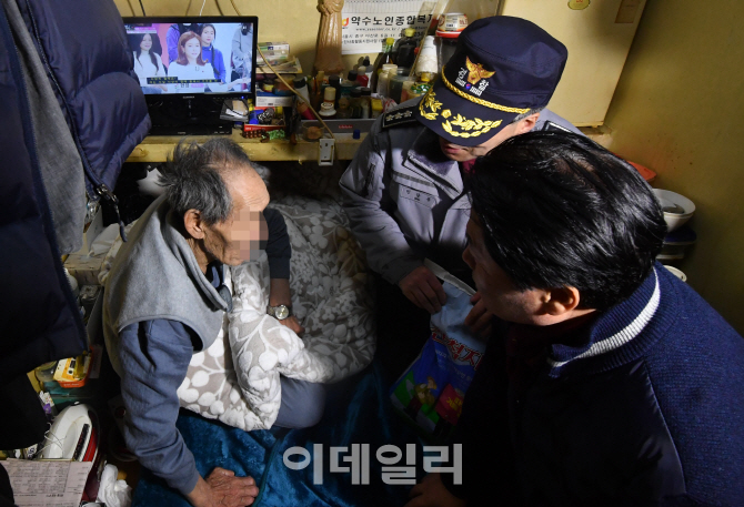 [포토]쪽방촌 찾은 김병원 농협중앙회장과 민갑룡 경찰청장