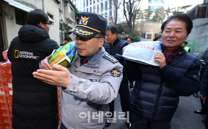 [포토]경찰-농협, 쪽방촌 사랑의 겨울나기 봉사 활동 전개