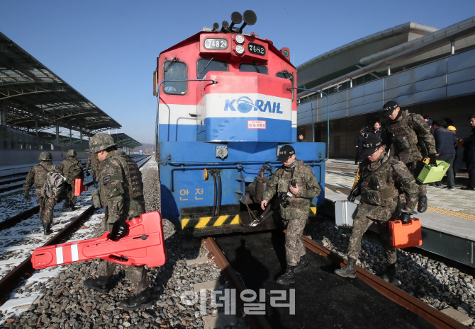 [포토]방북열차 안전점검 나선 군장병들