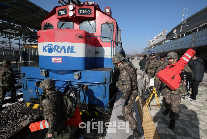 [포토]방북열차 점검 나선 군장병들
