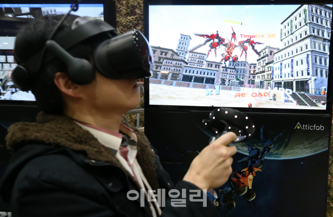 [포토]'VR 매력에 푹 빠진 게이머들'