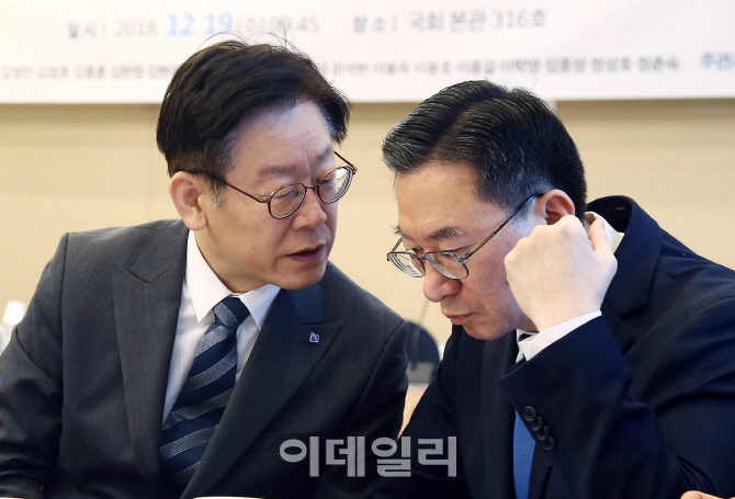[포토]대화하는 이재명 지사-정성호 의원