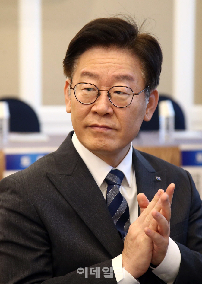[포토]박수치는 이재명 경기도지사
