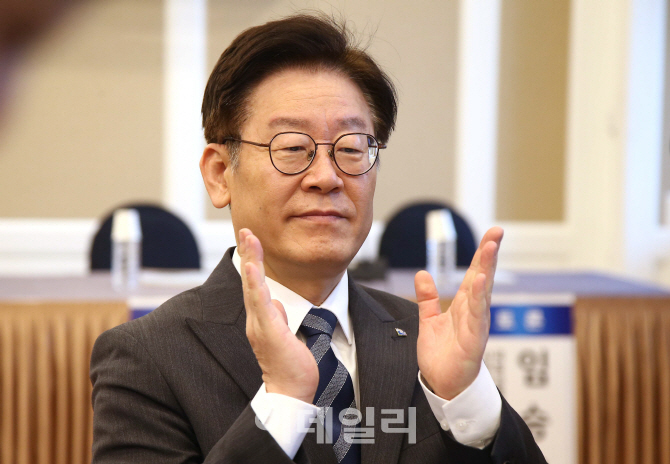[포토]박수치는 이재명 경기지사