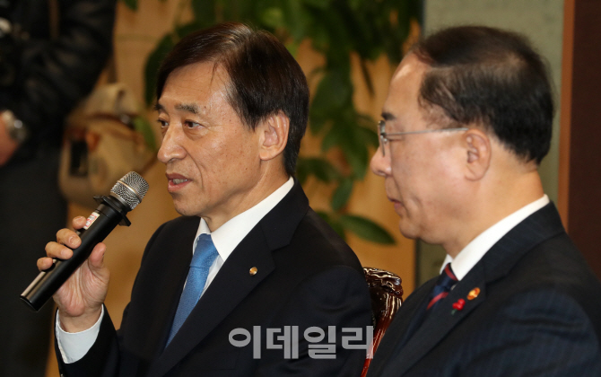 [포토]모두발언하는 이주열 총재