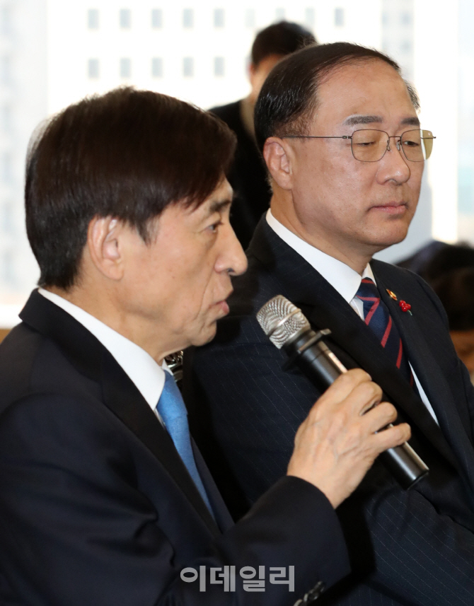 [포토]이주열 총재 모두발언 경청하는 홍남기 부총리