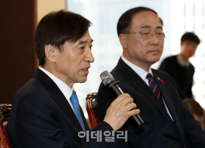 [포토]이주열 총재 모두발언 경청하는 홍남기 경제부총리