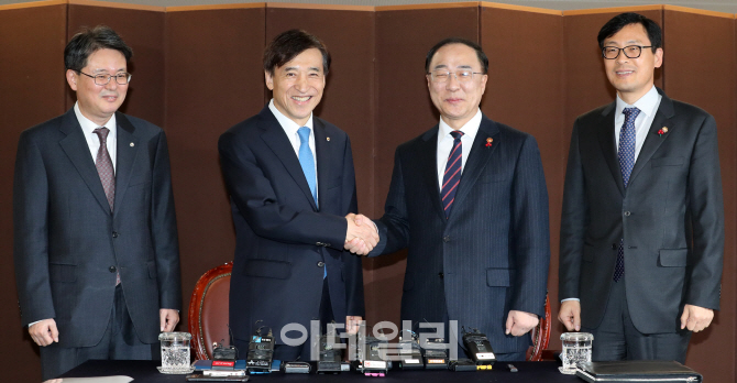 [포토]홍남기, "정책공조 중요한 때"…이주열, "정부와 긴밀히 협력"