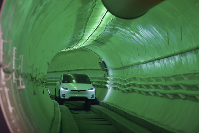 베일 벗은 머스크의 LA지하터널…최고 시속 64km에 승차감 불만