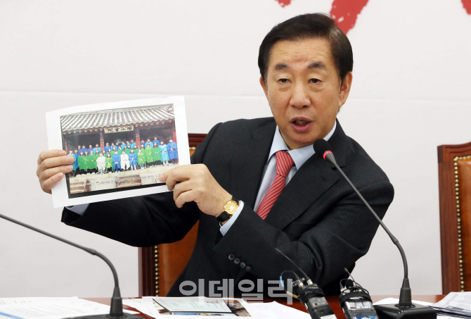 [포토]'딸 KT 연수사진' 들어보이는 김성태 의원