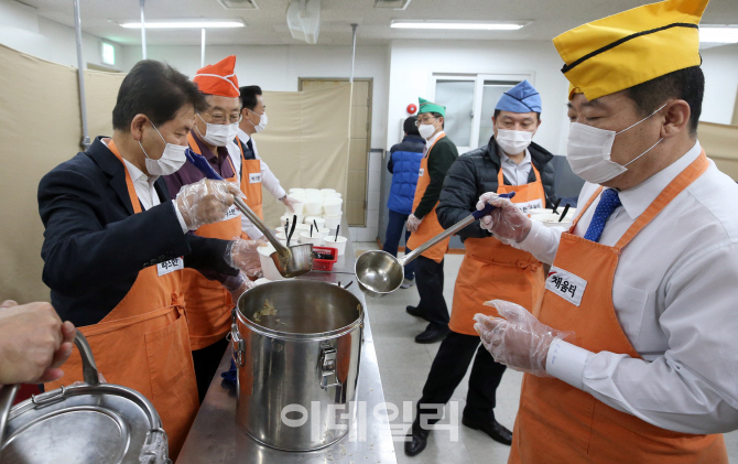 [포토]이른 아침부터 배식 봉사활동하는 이데일리 임원들