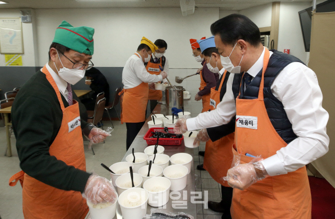 [포토]이데일리, 따스한채움터 찾아 배식 자원봉사