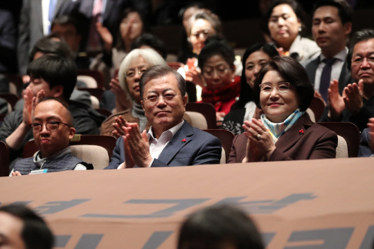 文대통령, 발달장애인예술단 연극관람 뒤 “아주 특별하고 감동적” 벅찬 소감