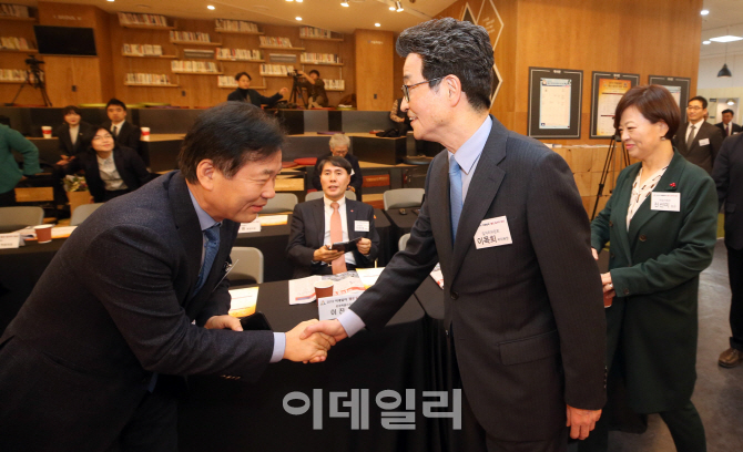[포토]인사하는 정태호 일자리 수석비서관-이목희 일자리위원회 부위원장