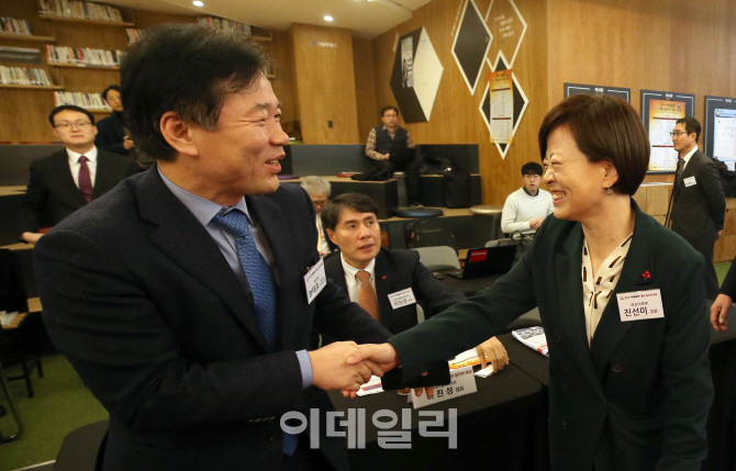 [포토]인사하는 진선미-여성가족부 장관-정태호 일자리 수석비서관