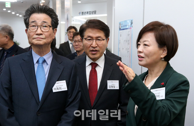 [포토]이야기 나누는 진선미 장관-김형철 대표-이목희 부위원장