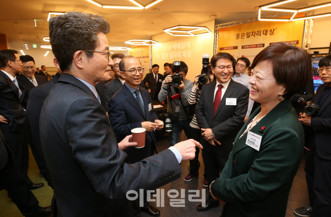 [포토]이야기 나누는 진선미 장관-이목희 부위원장