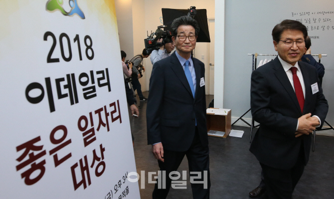 [포토]서울시청년일자리센터 둘러보는 김형철 사장-이목희 부위원장