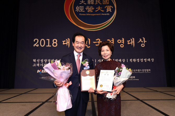 [포토]의정부시, 대한민국경영대상 수상…안병용시장·윤지인여사 시상식 참석