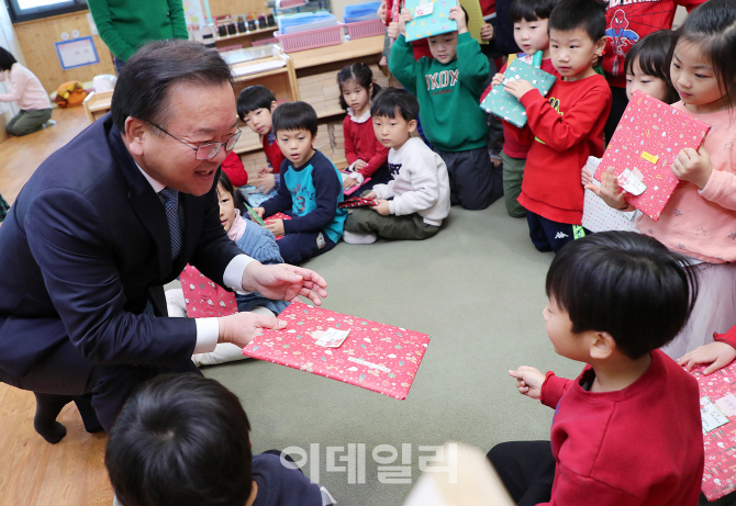 [포토]김부겸 장관, '즐거운 성탄절이에요'