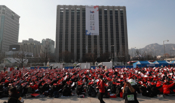 "변함없는 여성 혐오에 분노"…혜화역시위 마지막 집회