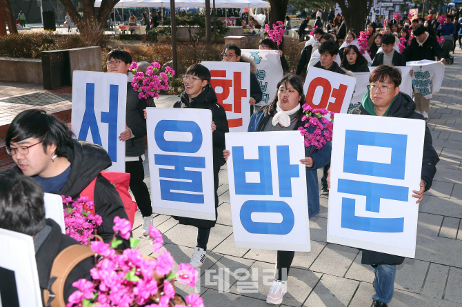 [포토]'김정은 위원장 방문 환영 행진'