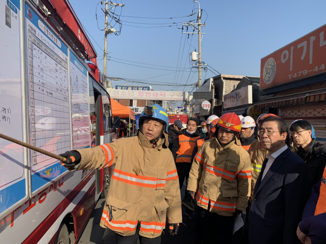 [포토] 천호동 화재 현장 찾은 박원순 서울시장