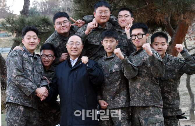 [포토] 장병들과 화이팅 외치는 홍남기 부총리